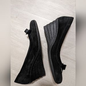Suede Anne Klein Bow Wedges  8.5
